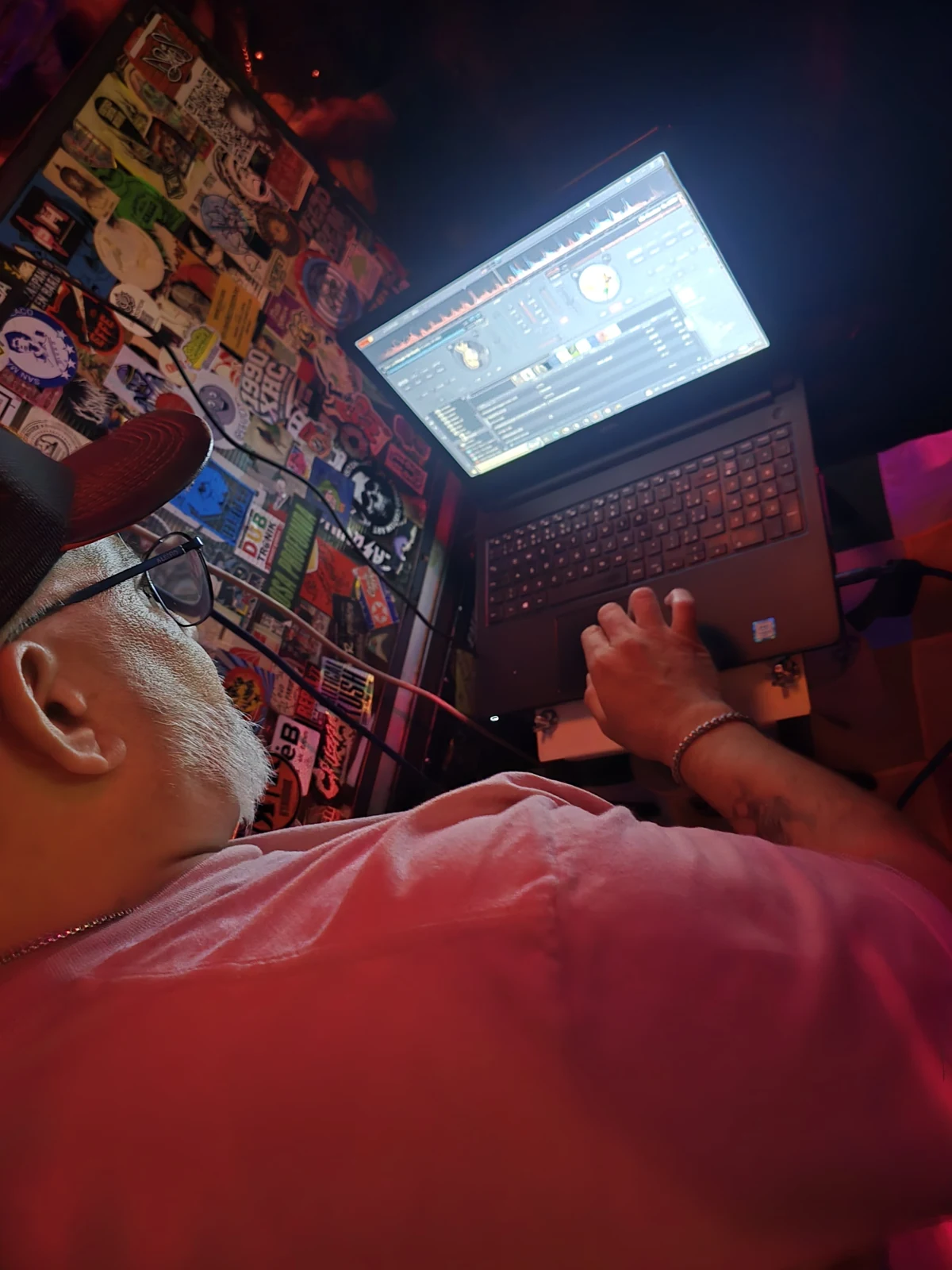 El DJ preparando la música desde la cabina