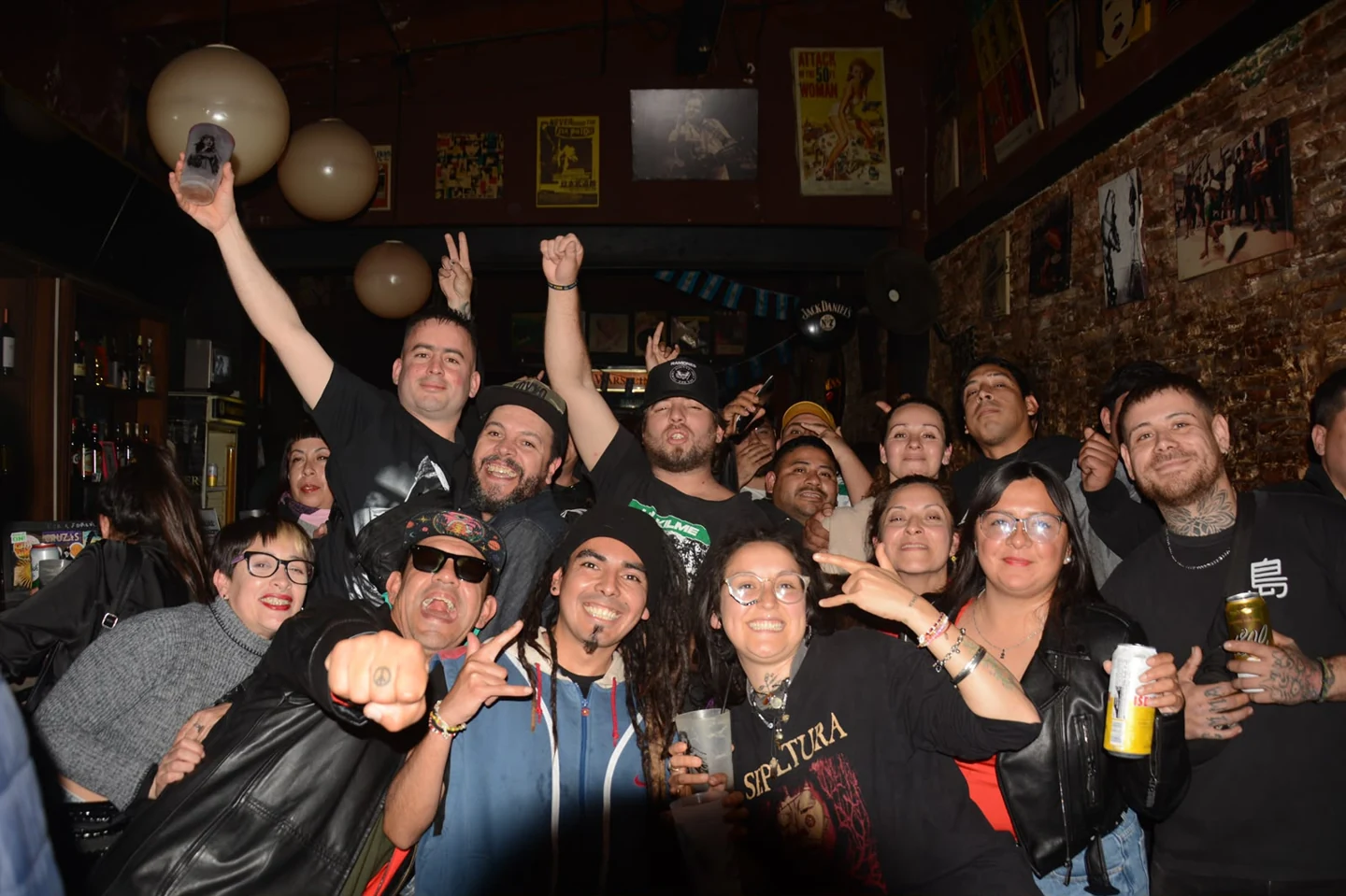 Amigos y público reunidos en una fiesta de Se Siente El Reggae